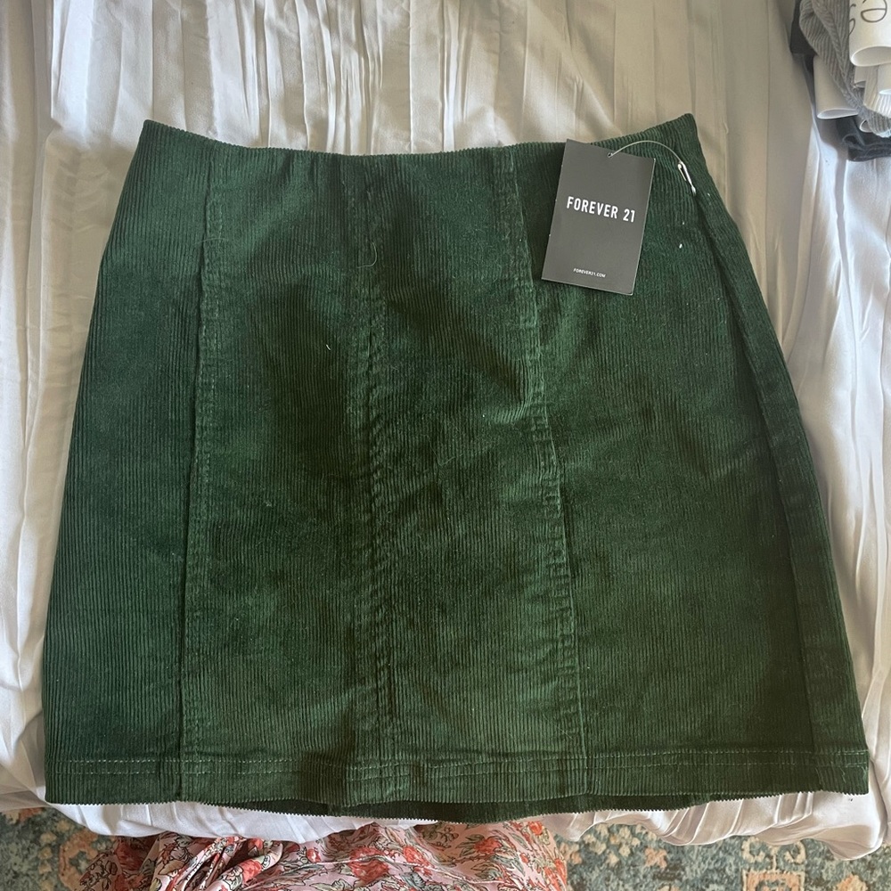 NEW WITH TAGS FOREVER 21 SIZE SMALL HUNTERGREEN CORDUROY MINI SKIRT